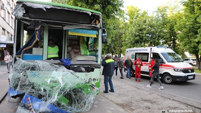 В Черкассах неуправляемый троллейбус повредил пять машин, есть пострадавшие